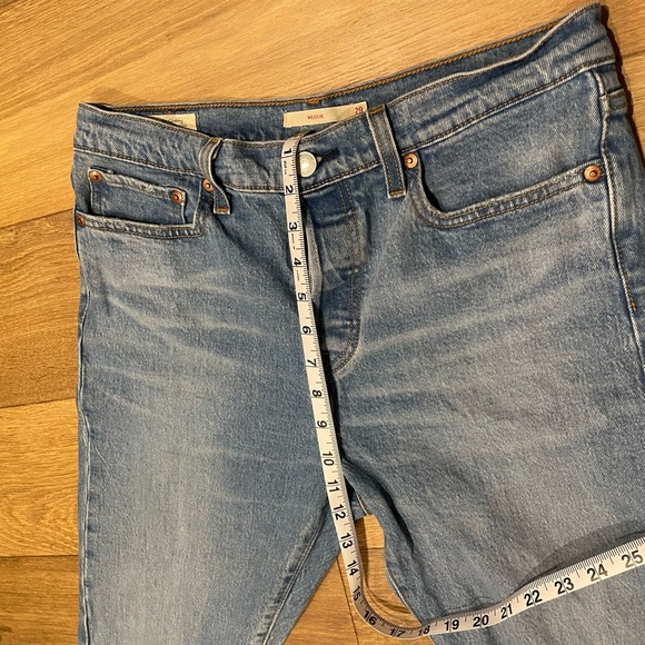 Levi's Medium Wash Cropped Ankle Jeans - Picture 6 of 8